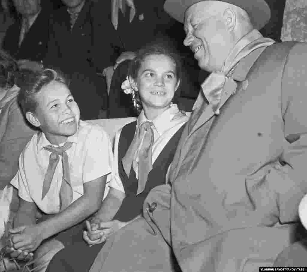 У 1956 році в табір приїхав радянський лідер Микита Хрущов, який прийшов на зміну Сталіну. На фото &ndash; Хрущов із піонерами під час відвідування табору &laquo;Артек&raquo;