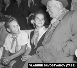 Советский лидер Никита Хрущев в детском лагере «Артек». Крым, 1956 год
