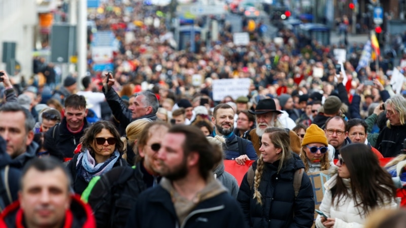 Mii de oameni au protestat în mai multe orașe europene împotriva unor restricții
