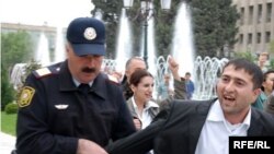 Baku: poliţişti sunt mai bine plătiţi decît profesorii
