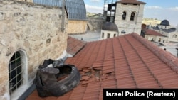 O bucată dintr-o rachetă pe acoperișul unei clădiri din apropierea Bisericii Sfântului Mormânt.