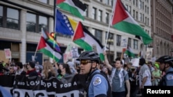 Ca toate Convențiile partidelor americane importante, cea democrată de la Chicago este ocazie pentru diferite gurpări de a protesta. Duminică, deja, s-a protestat împotriva uciderii civililor palestinieni în Gaza. 