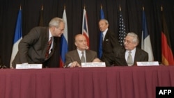 Predsednik Srbije Slobodan Milošević, Predsednik Bosne i Hercegovine Alija Izetbegović i Predsednik Hrvatske Franjo Tuđman pred potpisivanje dogovora za mir u BiH, dogovorenog u Dejtonu, Pariz, 14. decembar 1995.