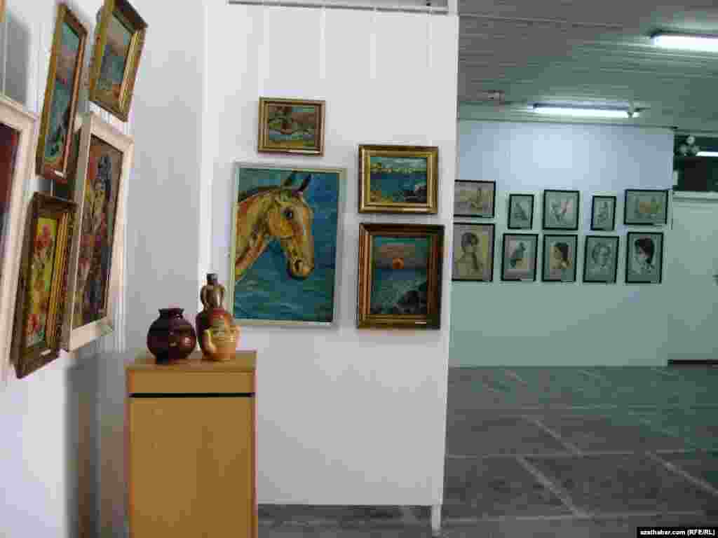 Myrat Diwanaýewiň sergisinden, Aşgabat, 21-nji iýun, 2011-nji ýyl. (Surata düşüren: D.Ýazgulyýew)