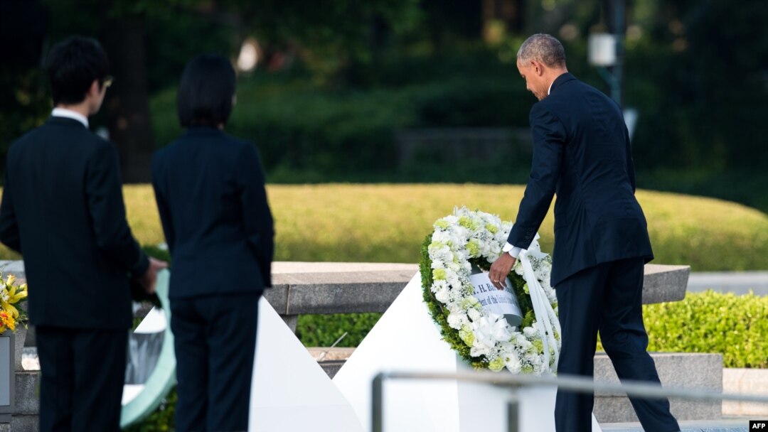 Barack Obama polaže vijenac u Memorijalnom parku mira u Hirošimi, 27. maja 2016.
