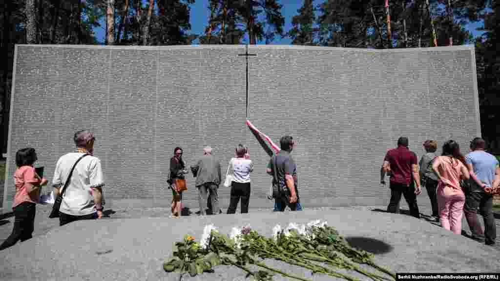 Біля польського військового цвинтаря. Тут спочивають близько 2 тисяч поляків, розстріляних 1940 року загонами НКВС за наказом Сталіна. Меморіал у Биківні &ndash; це четвертий &laquo;катинський цвинтар&raquo;, після кладовищ у Катинському лісі, Мєдному (Росія) та Харкові-П&rsquo;ятихатках. Весною 1940 року жертвами НКВС загалом стали понад 22 тисячі польських полонених, захоплених у неволю після наступу СРСР на Польщу. Ця трагедія ввійшла до історії як Катинський злочин 