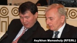 Алик Шпекбаев (слева) в бытность заведующим отделом правоохранительной системы администрации президента Казахстана и Игорь Рогов в бытность председателем Конституционного совета. 