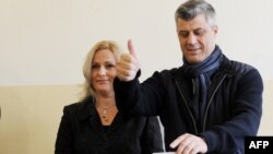 Лидерот на Демократската партија на Косово Хашим Тачи на денот на изборите