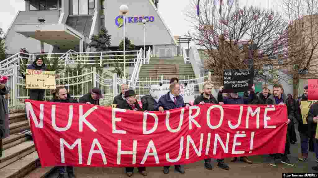 Disa protestues para KESCO-s dhe KEDS-it. KESCO e ka bazuar kërkesën për shtrenjtim në rritjen e kostove operative dhe nevojën për sigurim të furnizimit të qëndrueshëm me energji.