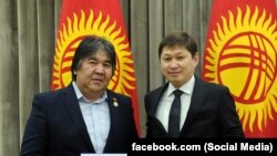 Сапар Исаков менен Садык Шер-Нияз сыйлык тапшыруу учурунда. 