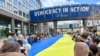 У Брюсселі у День Державного прапора України біля Європарламенту розгорнули 30-метровий стяг, 23 серпня 2026 року