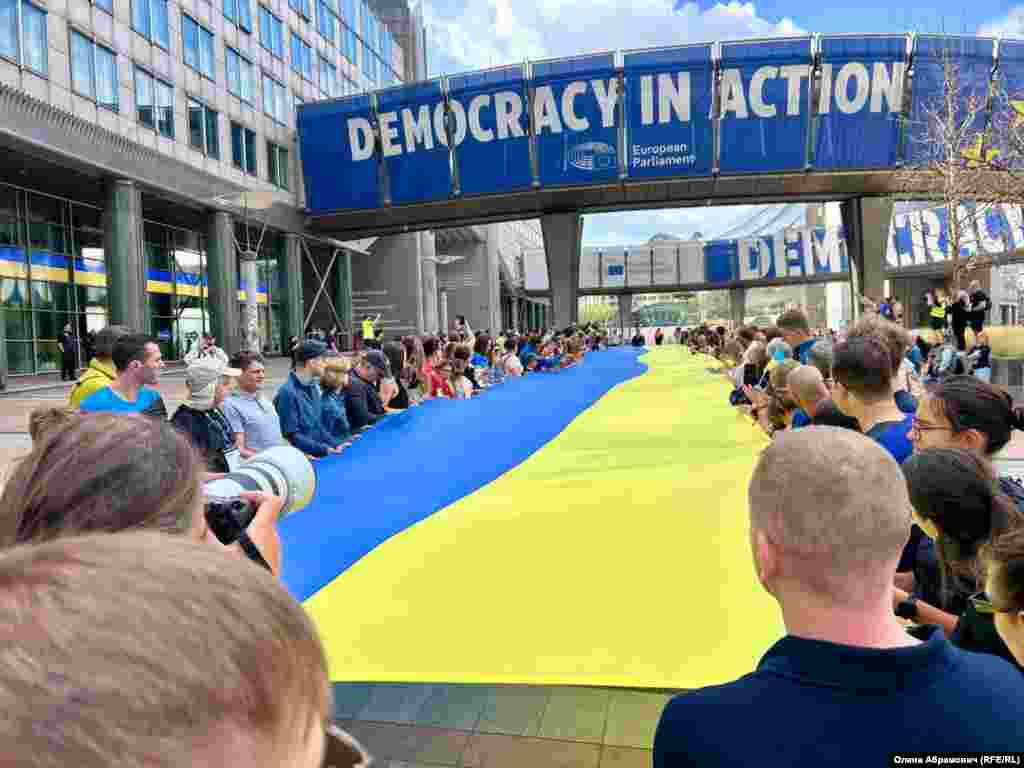 У Брюсселі у День Державного прапора України біля Європарламенту розгорнули 30-метровий стяг, 23 серпня 2026 року