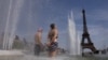 Njerëzit freskohen në Shatërvanët "Trocaderos" pranë Kullës Eiffel gjatë temperaturave të larta mes një vale të nxehti në Paris, Francë, 27 qershor 2026.