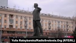 Пам’ятник одному з організаторів Голодомору Григорію Петровському у Дніпропетровську