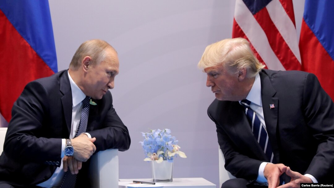 Președintele Rusiei, Vladimir Putin, vorbește cu președintele de atunci al SUA, Donald Trump, în timpul întâlnirii lor bilaterale de la summitul G20 - Hamburg/ Germania, 7 iulie 2017
