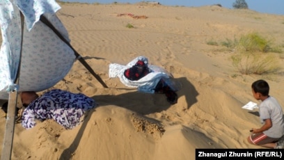 Порно күйеуі әйелінің қасында ұйықтап жатқанда, олар оны трахметкалады