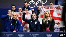 Ника Эгадзе (в центре) и его тренер Этери Тутберидзе (справа)