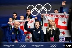 Ника Эгадзе (в центре) и его тренер Этери Тутберидзе в Милане, 7 февраля