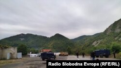 Kosovski policajci na mestu protesta kosovskih Srba protiv zabrane Vlade Kosova o ulaska vozila srpskih registarskih oznaka na Jarinju, Kosovo, 22. septembra 2021. godine.