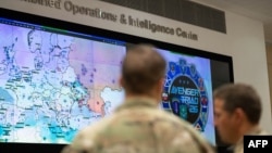 Вайскоўцы NATO ў Аб'яднаным апэратыўным і разьведвальным цэнтры падчас вучэньняў «Avenger Triad 26» у Вісбадэне (Нямеччына). 9 кастрычніка 2026 году