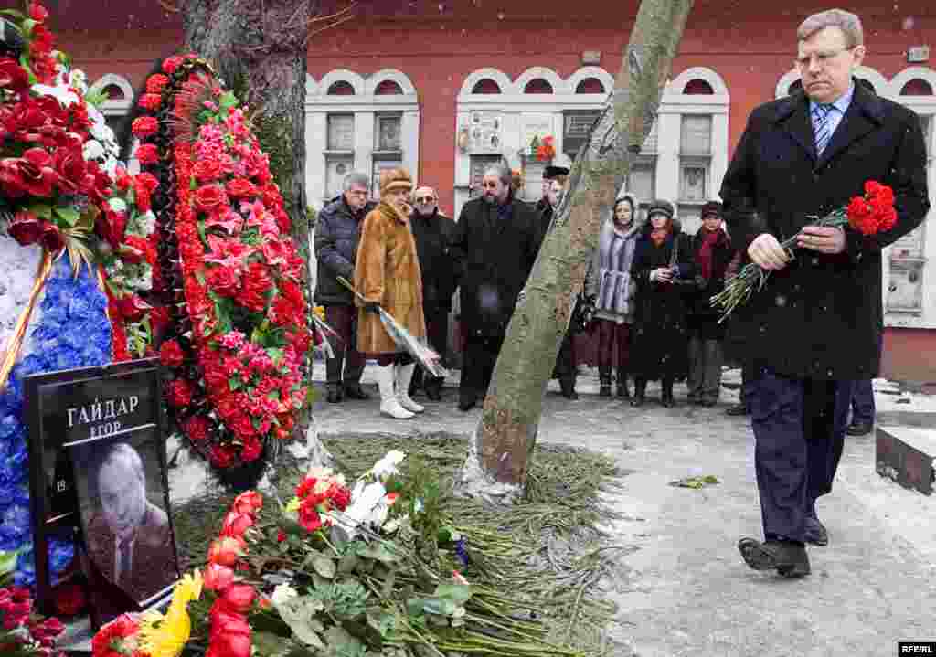 Соратники скончавшегося в конце прошлого года политика и экономиста Егора Гайдара намерены создать фонд его имени. Об этом было объявлено сегодня, в день рождения Гайдара - 19 марта на памятной церемонии на Новодевичьем кладбище в Москве