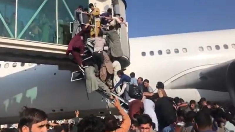 Хаос на аеродромот во Кабул, седумина загинати