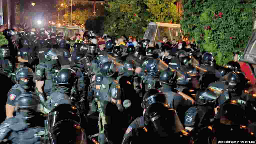 Ekkor a rendőrség már keményebben lépett fel és feloszlatta a tüntető tömeget, hatóság elleni erőszak miatt több embert őrizetbe vettek. Szerbiában azóta vannak rendszeres demonstrációk, hogy tavaly novemberben 16 ember meghalt az újvidéki vasútállomás előtetőjének leomlásakor