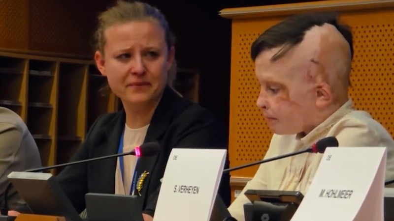 Përkthyesja në lot gjatë dëshmimit të djaloshit ukrainas në Parlamentin Evropian