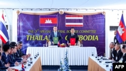 Міністри оборони Камбоджі та Таїланду Теа Сейха (ліворуч) і Наттафон Наркфаніт під час зустрічі на кордоні, 27 грудня 2025 року. Фото оприлюднене камбоджійським агентством AKP