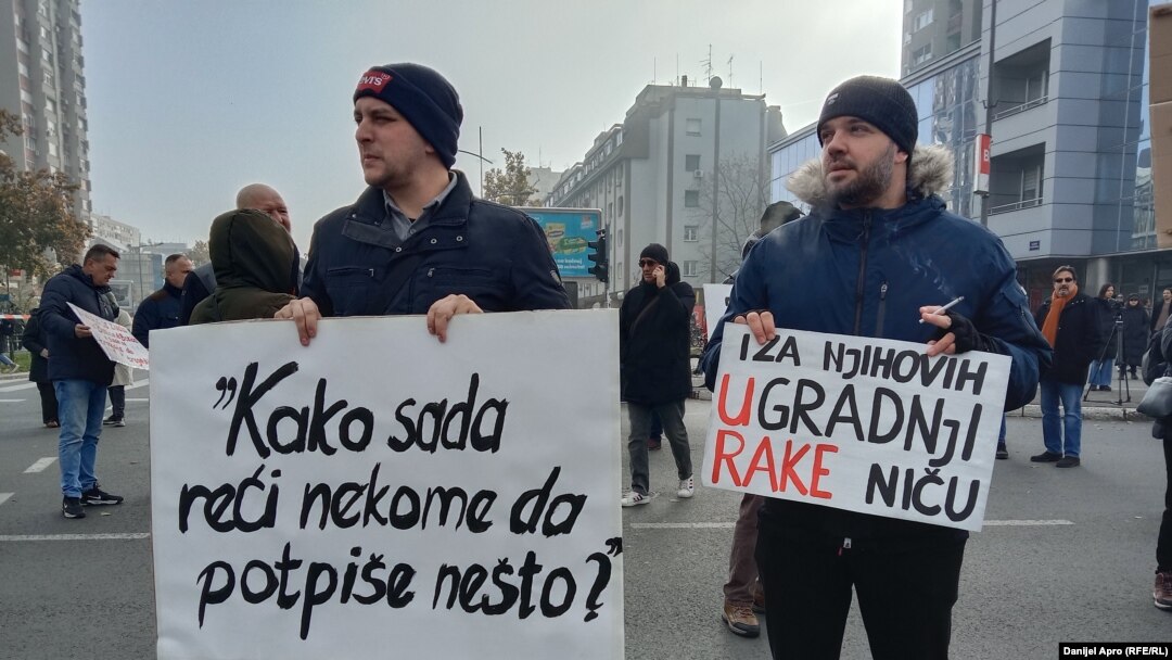 Граѓани на Нови Сад напладне се собраа на протест, на крстосница близу местото на трагедијата, 17 ноември 2024 година.