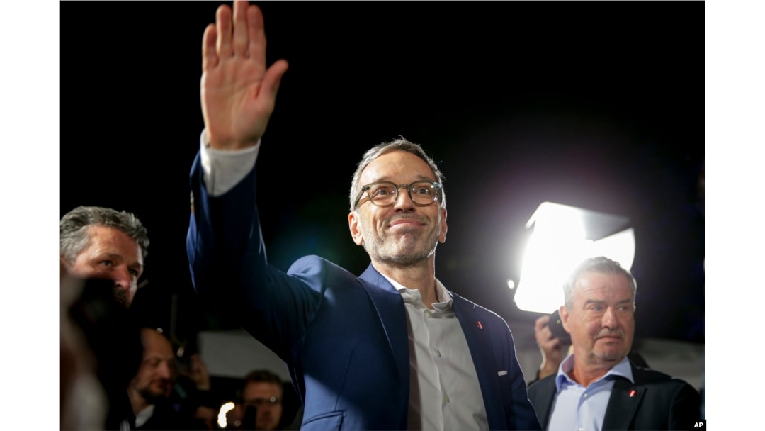 Herbet Kickl își salută susținătorii după anunțul rezultatelor, 29 septembrie. Brațul drept extins în semn de mulțumire este aproape de salutul nazist Sieg Heil, însă nu pare să fie o alegere conștientă din partea liderului FPO.