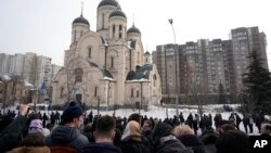 Oamenii au format deja cozi lungi pentru a participa la slujba de înmormântare a lui Alexei Navalnîi.