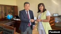 Халқаро Туркий Академия президенти Дарҳон Ҳидирали Андрей Кубатиннинг беваси Феруза Жуманиёзовага олтин медални топширди. Дарҳон Ҳидирали Фейсбук саҳифасидан олинган сурат.