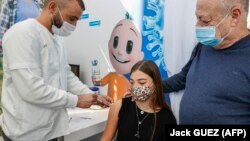 Повеќето вакцини што се користат против квид-19 бараат две дози