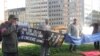 Брюсселдаги тадбир иштирокчилари "Андижон қатлиоми унутилмасин!"¸ деган шиор кўтариб чиқдилар.