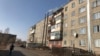 Көмірмен жылитын бесқабатты тұрғын үйдің қазандығының мұржасынан шығып жатқан түтін. Шахан кенті, Қарағанды облысы, 6 қараша 2020 жыл.