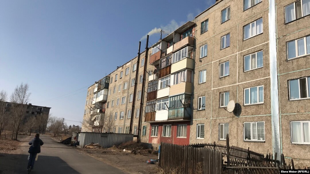 Көмірмен жылитын бесқабатты тұрғын үйдің қазандығының мұржасынан шығып жатқан түтін. Шахан кенті, Қарағанды облысы, 6 қараша 2020 жыл.