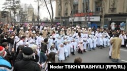 Празднование Рождества традиционно сопровождает театрализованное шествие сбора пожертвований для нуждающихся – Алило