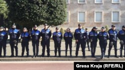 Архивска фотографија: Албански полицајци обезбедуваат протест