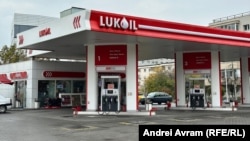 O stație de carburant a Lukoil din București. Compania controlează peste 300 de astfel de stații la nivel național.