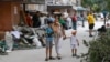 Veliki ruski napad dronovima i raketama na Kijev u noći između 1. i 2. jula prekrio je područja širom ukrajinske prestonice razbijenim staklom, ugljenisanim drvećem i izgorelim automobilima.<br><br>Olga je sa svojom decom gleda posledice u Darnickom okrugu. Ona je živela u soliteru koji je sada delimično srušen posle udara.
