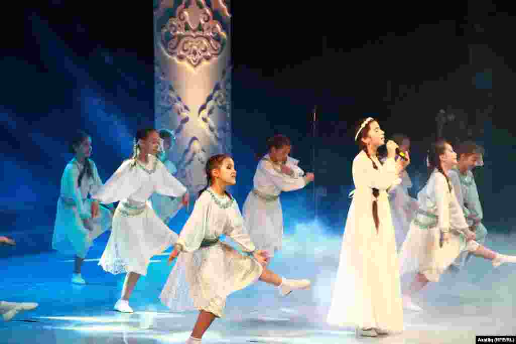 Кинофестивальнең ябылу тантанасында Саидә Мөхәммәтҗанова җырлый 