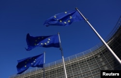 Прапори ЄС майорять біля штаб-квартири Єврокомісії в Брюсселі, Бельгія, 26 лютого 2026 року