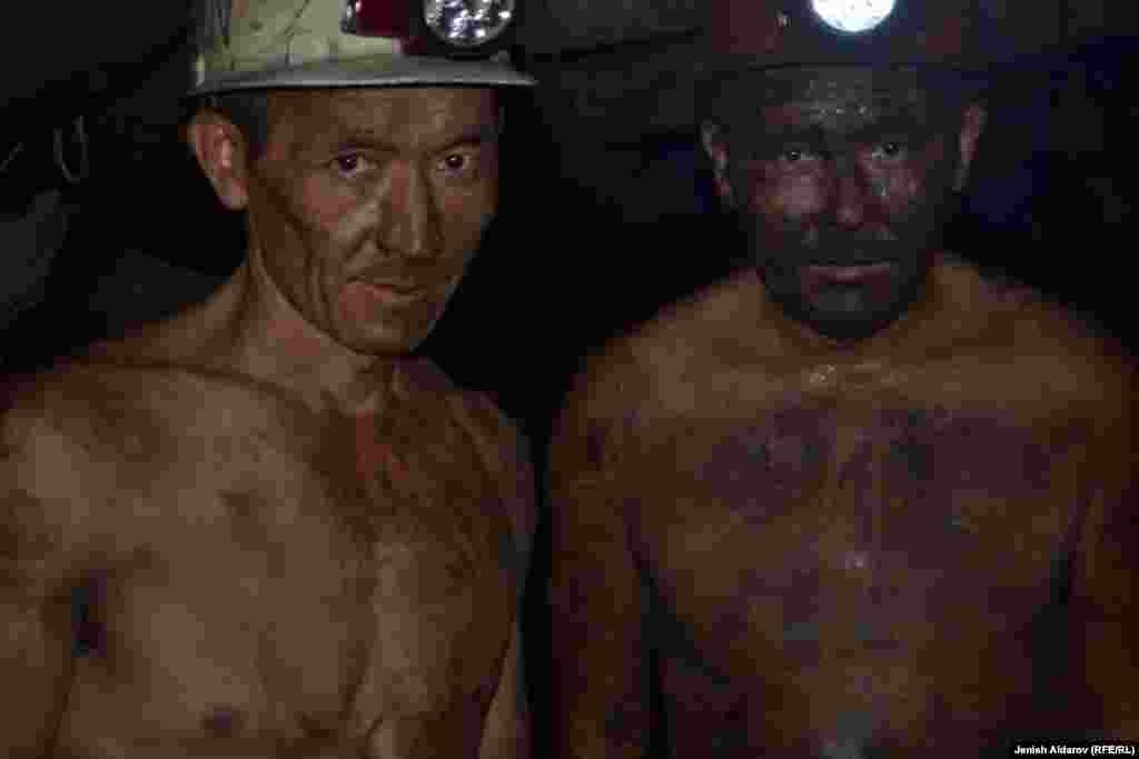Работа шахтеров не только трудная, но и опасная. Уголь они добывают на глубине 200 метров, в среднем один шахтер зарабатывает около 20 тысяч сомов (около 300 долларов).&nbsp;