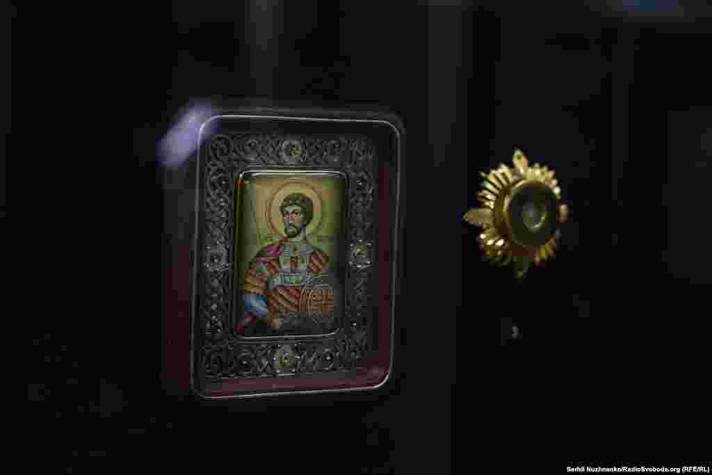 Ікона «Святий мученик Віктор» 2010 року і мощовик з мощами святого Віктора