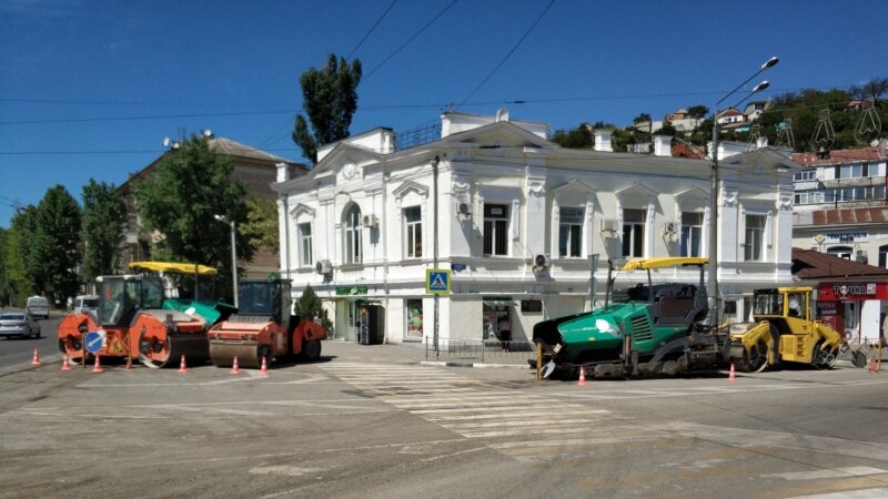 Власти Севастополя решили ускорить ремонт дороги на одной из улиц