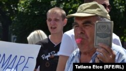 Protestatari în fața Băncii Naționale după aflarea devalizării celor trei bănci. 2 iulie 2015