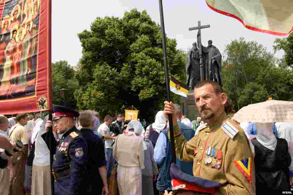 Митинговавшие решили в очередной раз просить власти переименовать станцию метро "Войковская", названную в честь участника расправы над царской семьей Петра Войкова.
