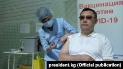 Қирғизистон президенти Садир Жапаров коронавирусга қарши эмланаётган пайт, Бишкек, 2021 йил 23 июли