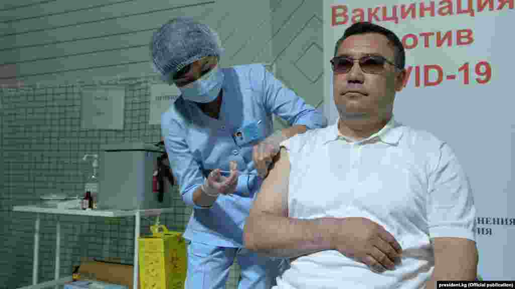 Садыр Жапаров элге кайрылып, вакцинацияга байланыштуу жалган маалыматтарга ишенбөө керектигин айтты. Кыргызстандыктарды эмдөөдөн өтүүгө чакырды.